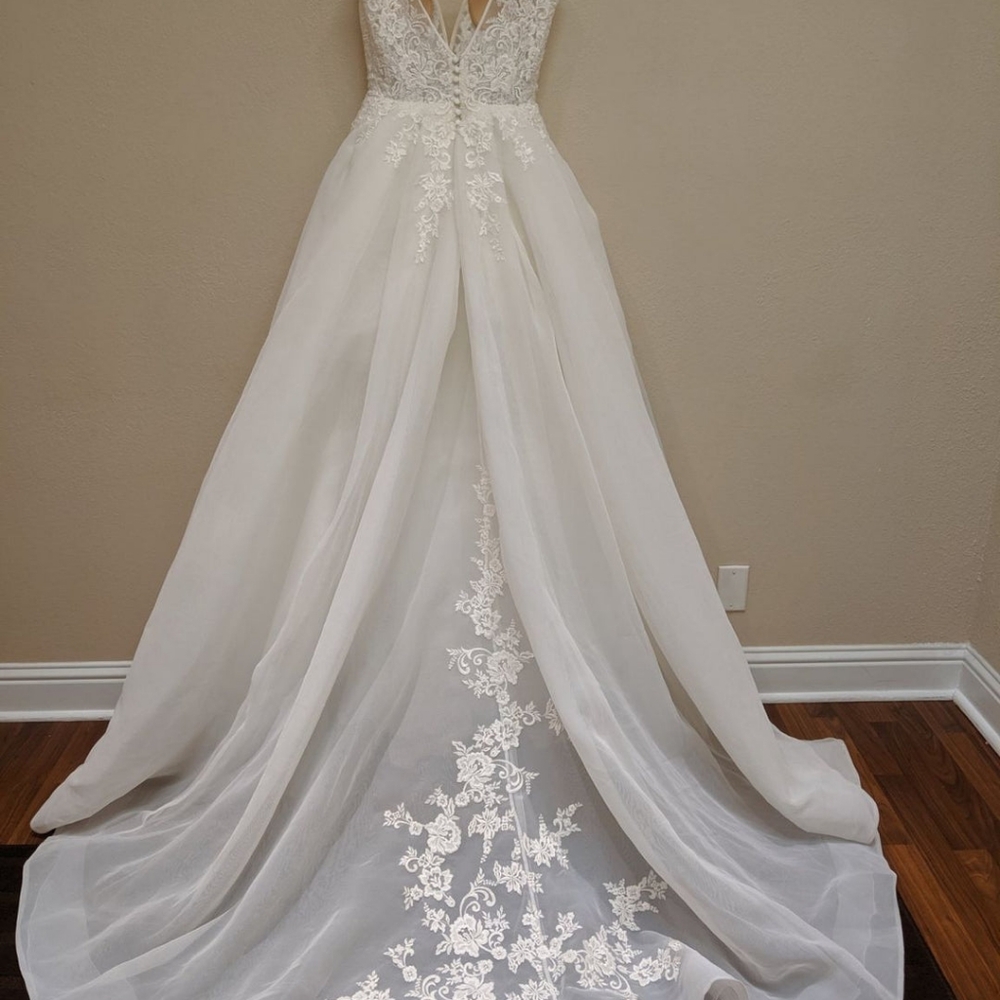 Pronovias Yorvin Wedding Gown - Picture 5 of 6